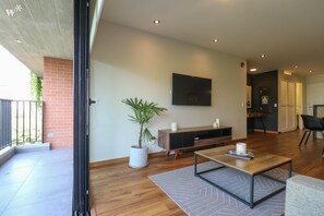 Apartment (602) | Living area | Smart TV, Netflix, streaming services - Wynwood Alcanfores in Miraflores (Lima)