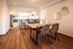 Apartment, 2 Bedrooms (404) | Living area | Smart TV, Netflix, streaming services - Wynwood Alcanfores in Miraflores (Lima)