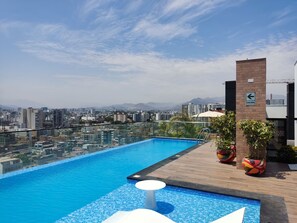 Outdoor pool - Wynwood El Sol Este in Barranco (Lima)