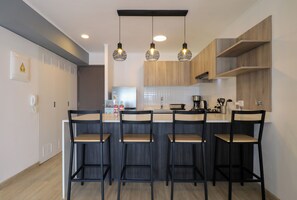 Apartment (1604) | Private kitchen | Fridge, microwave - Wynwood El Sol Este in Barranco (Lima)