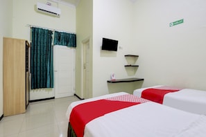 Escritorio, wifi gratis y ropa de cama