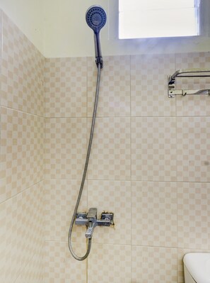 Quarto casal luxo | Banheiro | Chuveiro, toalhas de banho