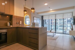 Apartment (506) | Private kitchen | Fridge, microwave, oven, blender - Wynwood Rivera Navarrete (Lima)