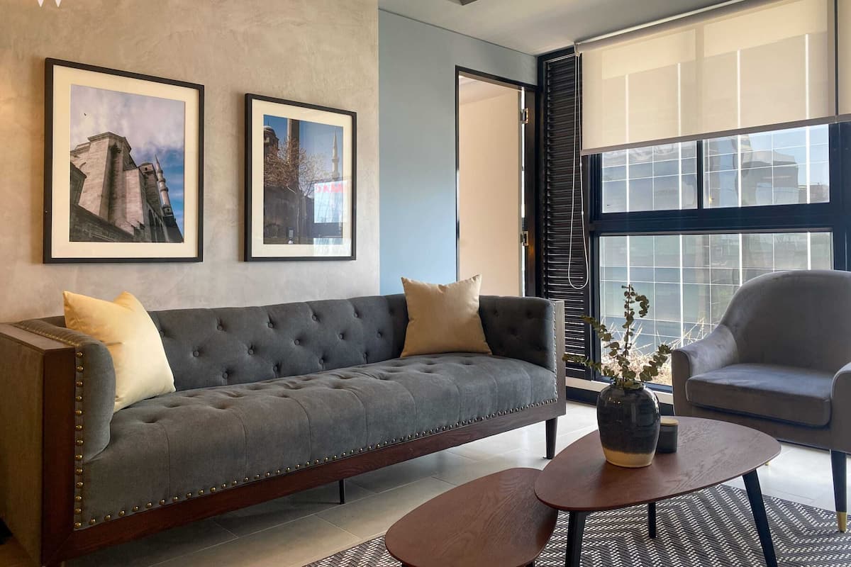 Apartamento, 2 habitaciones (1104) | Zona de estar | Una televisión