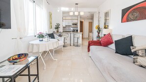 Eine moderne Wohnung mit Essbereich, Küche und Wohnzimmer.