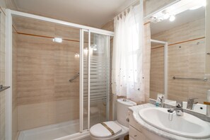 Bathtub, hair dryer, towels