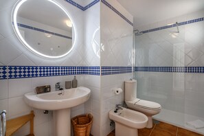 Badewanne, Haartrockner, Bidet, Handtücher