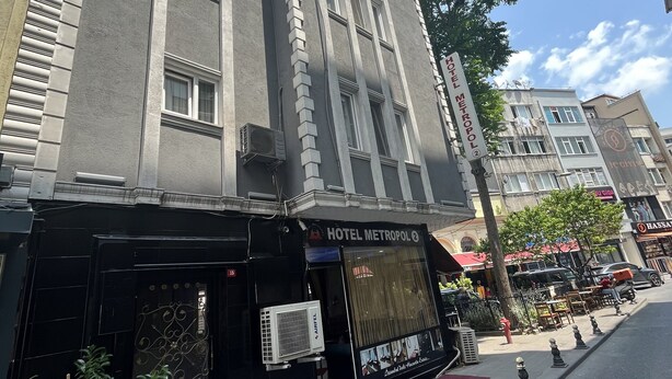 A hotel with a classic facade, large windows, and a prominent entrance. - Metropol Hotel 2 (Istanbul)