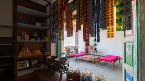 Een kamer met planken vol snacks, een fornuis en potten ingemaakte producten.