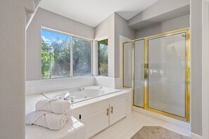 Jetted bath, hair dryer, towels, soap - Stylish & Bright ~ Huge Backyard ~ King Beds ~ Pkg (Palmdale)
