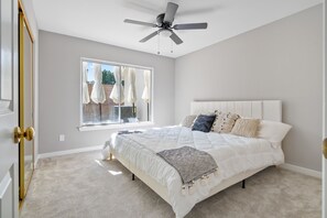 3 bedrooms, desk, iron/ironing board, WiFi - Stylish & Bright ~ Huge Backyard ~ King Beds ~ Pkg (Palmdale)