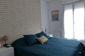 2 bedrooms, iron/ironing board, free WiFi, wheelchair access - Vue mer à 50 m de la Plage, Appartement Tout Équipé (Pléneuf-Val-André)