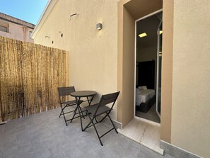 Habitación estándar, 1 cama Queen size | 1 habitación, escritorio, insonorización y wifi gratis 