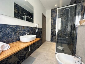 Deluxe Room | Bathroom