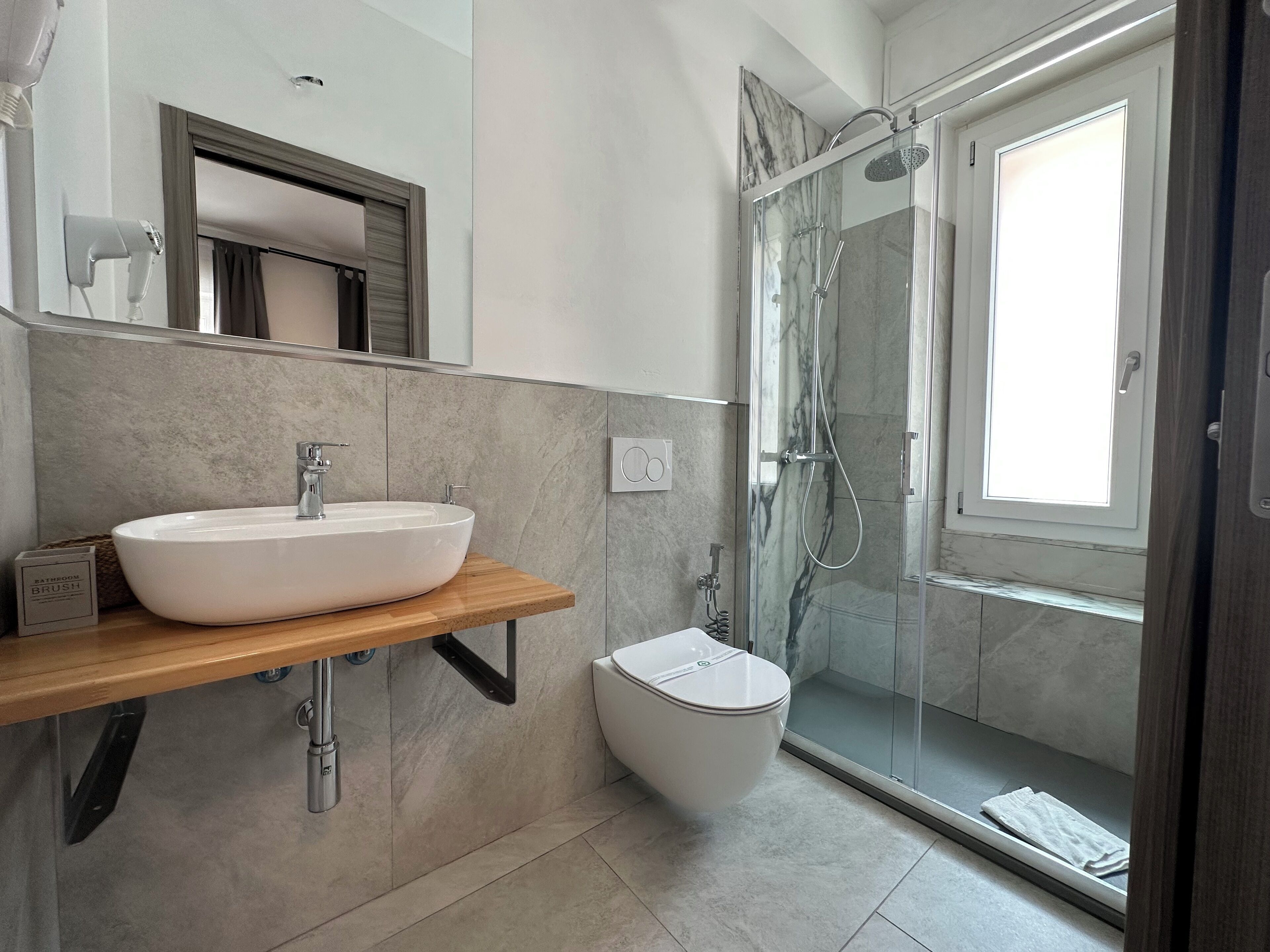 Quarto conforto | Banheiro | Chuveiro, chuveiro com efeito de chuva, secador de cabelo, bidê