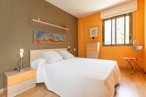 1 dormitorio, tabla de planchar con plancha, ropa de cama