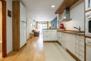 Kjøleskap, mikrobølgeovn, ovn og oppvaskmaskin