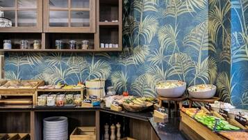 Una mesa de buffet con diversos alimentos y salsas.
