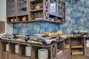 Daily buffet breakfast (PLN 70 per person)