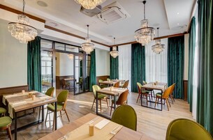 供应早餐、午餐和晚餐，波兰菜，花园景观