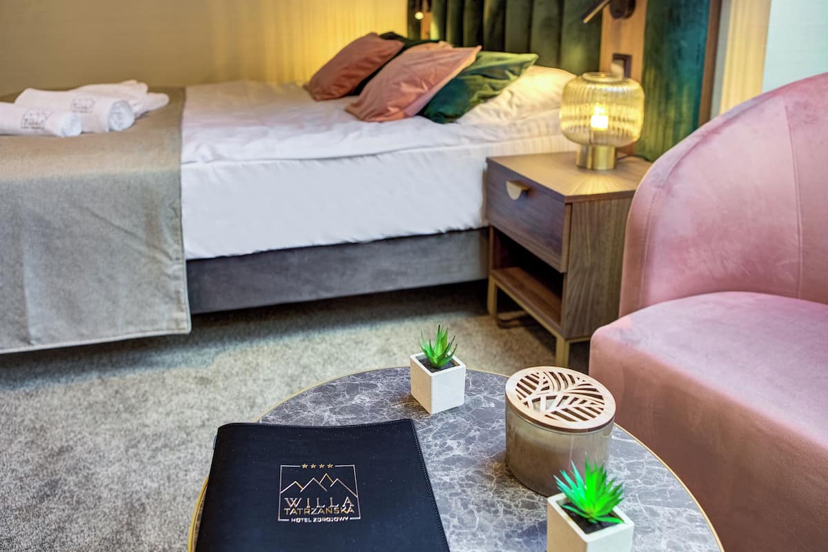 Single Room | Peralatan tempat tidur hipoalergenik, peti besi dalam bilik, meja 