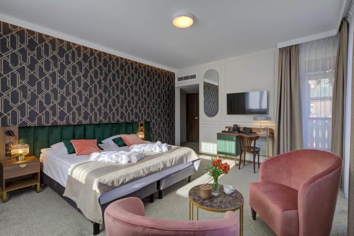 Double Room | Peralatan tempat tidur hipoalergenik, peti besi dalam bilik, meja 