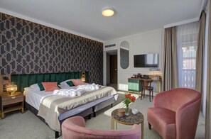A hotel room with a bed, a desk, a chair, and a TV. - Hotel Willa Tatrzańska (Krynica-Zdroj)