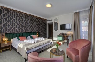 Double Room | Hypo-allergenic bedding, in-room safe, desk, laptop workspace