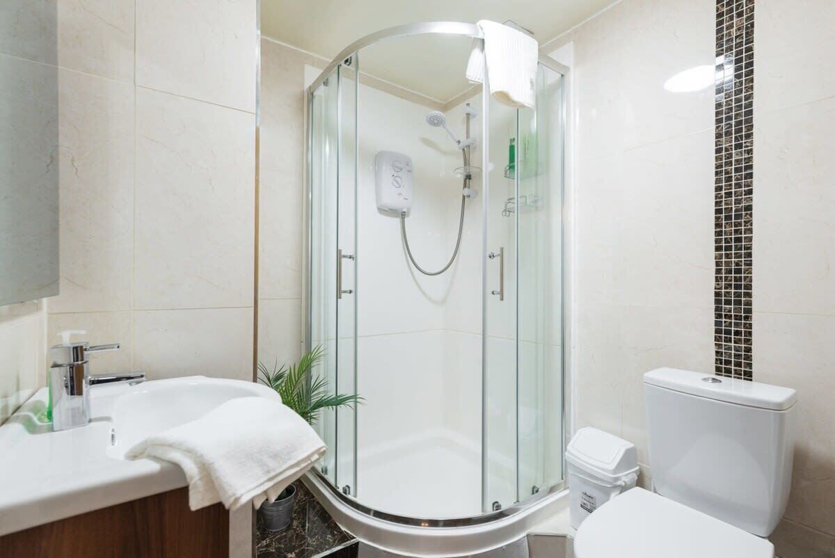 Dusche, Haartrockner, Handtücher
