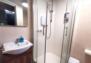 Ducha, secador de pelo y toallas