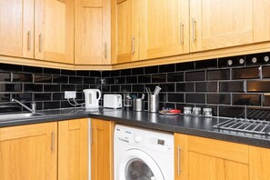 Fridge, microwave, oven, stovetop - Lovely Spacious Apartment Right in City Centre! (Dublin 1)