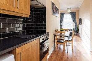 Fridge, microwave, oven, stovetop - Very Central Bright Apt*FAST and reliable WIFI &TV (Dublin 1)