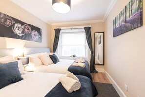 1 bedroom, desk, iron/ironing board, travel cot - Central 1BED APT RELIABLE FAST WIFI & TV (Dublin 1)