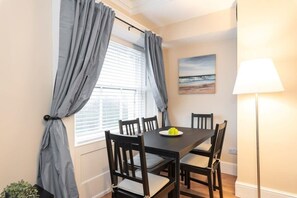 Dining - Central 1BED APT RELIABLE FAST WIFI & TV (Dublin 1)