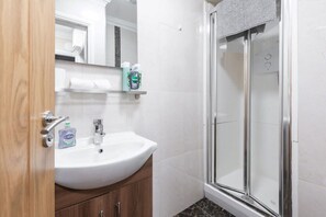 Shower, hair dryer, towels - Central 1BED APT RELIABLE FAST WIFI & TV (Dublin 1)