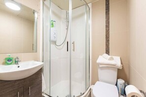 Shower, hair dryer, towels - Stylish STUDIO GREAT CENTRAL LOCATION FAST WIFI (Dublin 1)