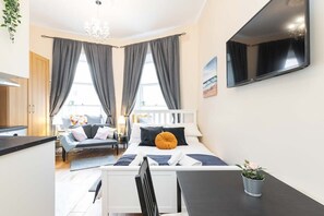 Iron/ironing board, travel crib, WiFi, bed sheets - Stylish STUDIO GREAT CENTRAL LOCATION FAST WIFI (Dublin 1)