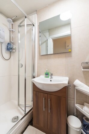 Shower, hair dryer, towels - Cosy 2BED  Apartment Super location (Dublin 1)