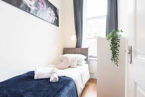 2 Schlafzimmer, Schreibtisch, Bügeleisen/Bügelbrett, Reisekinderbett