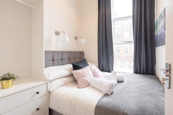 2 bedrooms, desk, iron/ironing board, travel cot - Cosy 2BED Apartment Super location (Dublin 1)