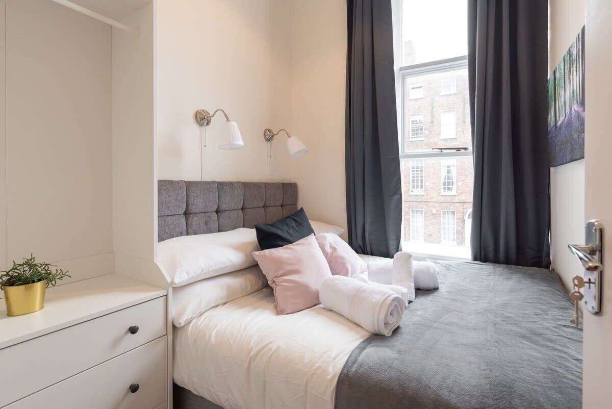 2 عدّة غرف نوم ومكواة/لوح كي وواي فاي وملاءات أسرّة