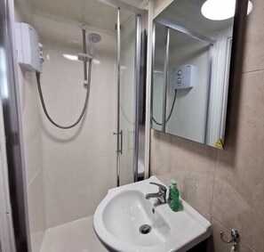 Ducha, secador de pelo y toallas