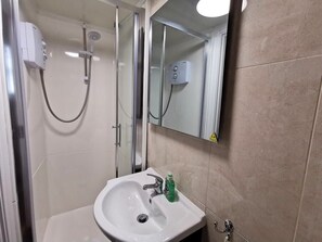 Ducha, secador de pelo y toallas