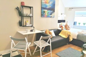 Bureau, fer et planche à repasser, lit de bébé portatif, Wi-Fi