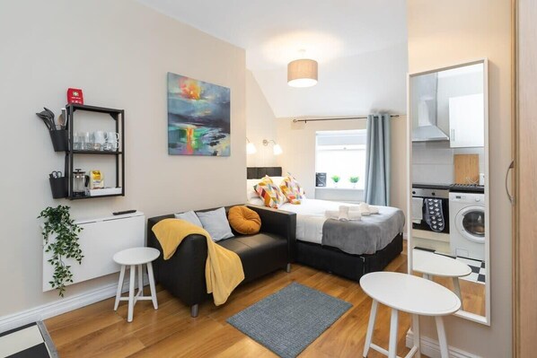 Desk, iron/ironing board, travel crib, WiFi - Cosy STUDIO GREAT CITY CENTRE LOCATION FAST WIFI (Dublin 1)