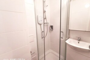 Dusche, Haartrockner, Handtücher