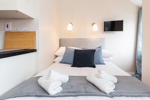 Desk, iron/ironing board, WiFi, bed sheets - Cosy Studio OFF OConnell street*TV & Reliable WIFI (Dublin 1)