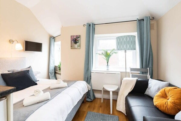 Desk, iron/ironing board, WiFi, bed sheets - Cosy Studio OFF OConnell street*TV & Reliable WIFI (Dublin 1)