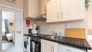 Kaffetrakter/tekoker, kjøleskap, mikrobølgeovn og ovn