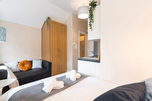 Desk, iron/ironing board, WiFi, bed sheets - Cosy Studio OFF OConnell street*TV & Reliable WIFI (Dublin 1)